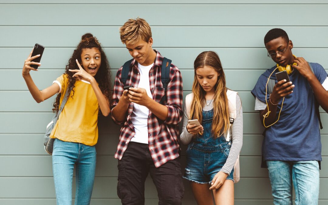 Conectados e Desconectados: Adolescência, Internet e Interações Sociais — um olhar da Análise do Comportamento